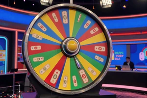 Crazy Time Live Casino Game Show mit buntem Gl&uuml;cksrad von Evolution
